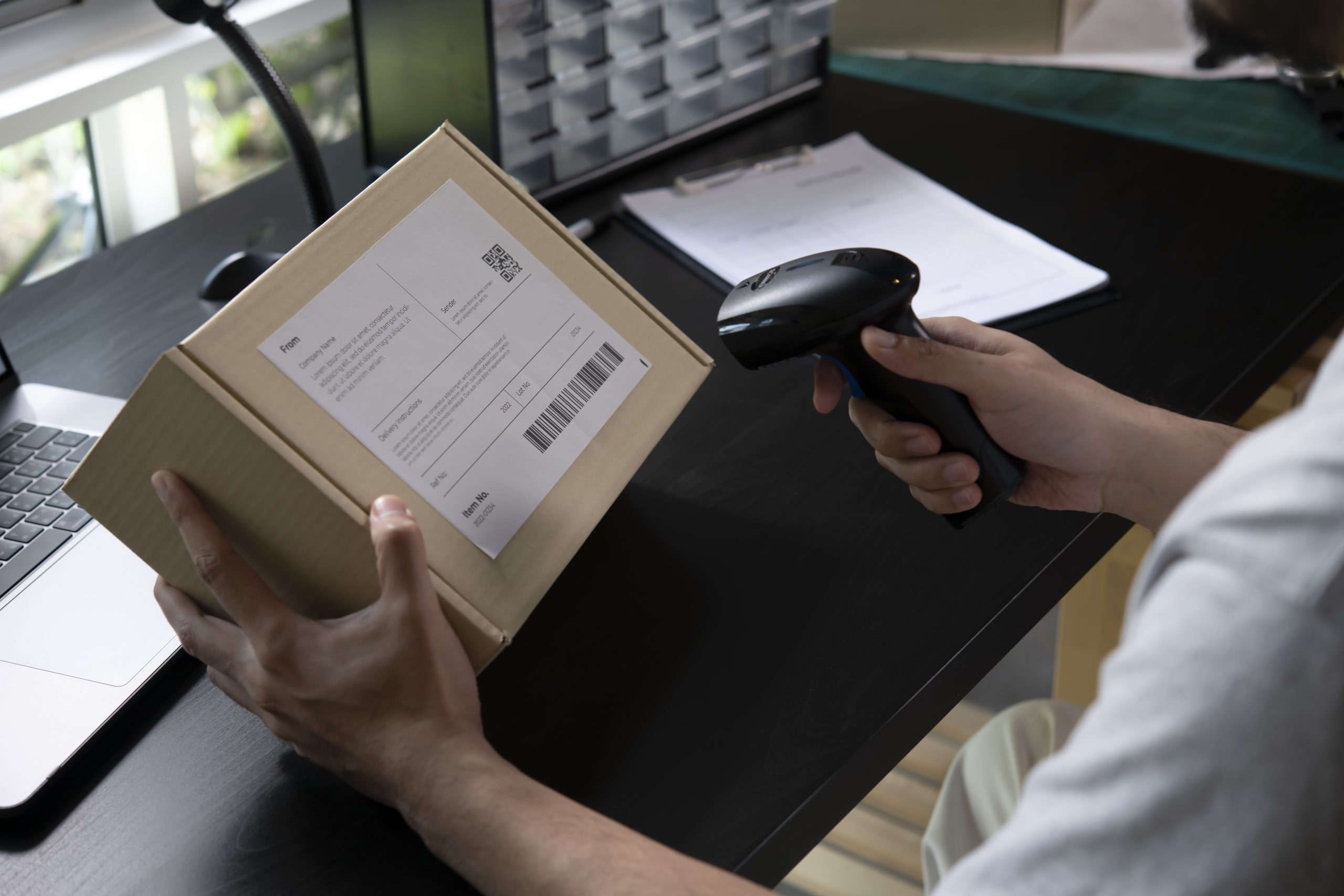 online-selling-e-commerce-shipping-concept-2022-04-21-14-06-10-utc